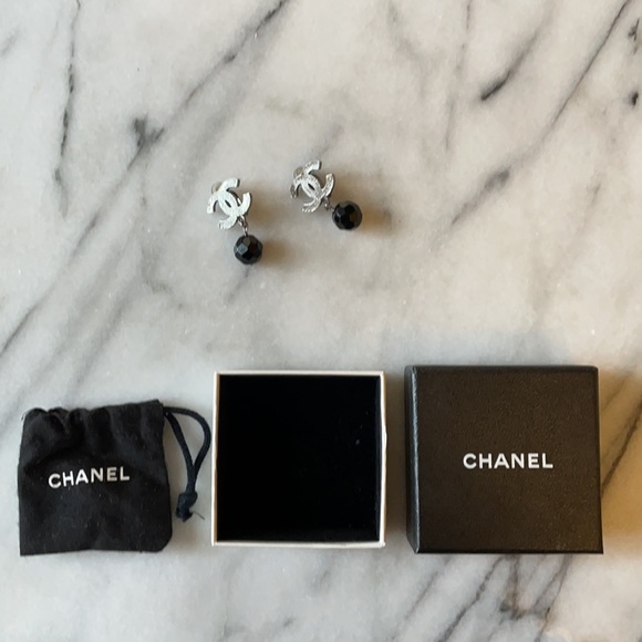Real Chanel Earrings with double C logo & black bead - Picture 3 of 5